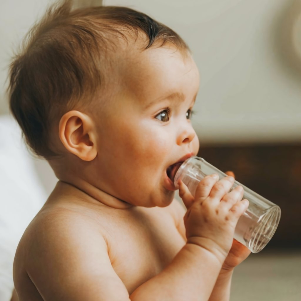 Dar agua a un bebé; cuándo, cómo y por qué