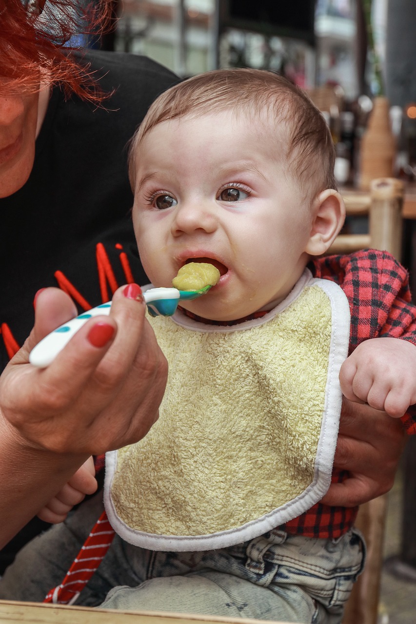 ¿Cuándo puedo empezar a dar alimentos sólidos al bebé y por qué?