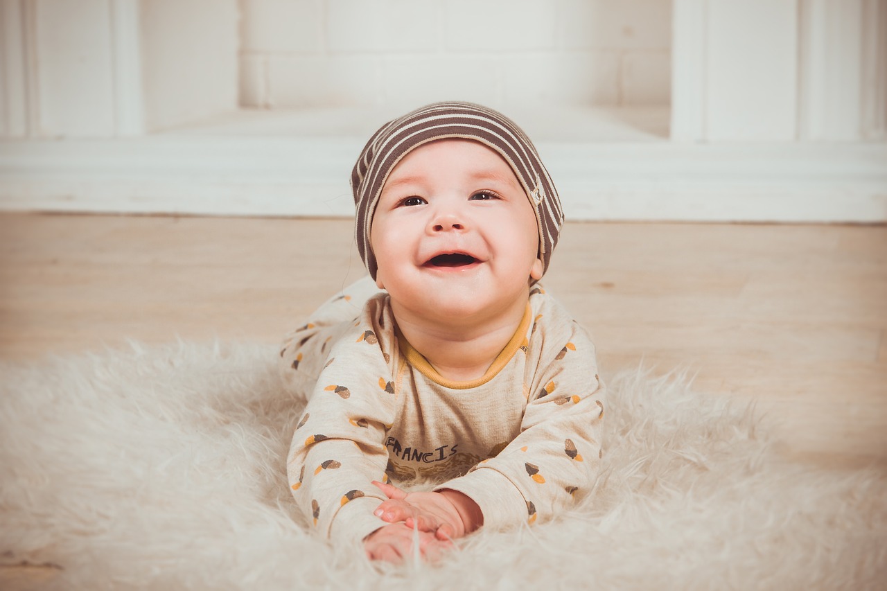 ¿Cuáles son los principales hitos evolutivos del bebé durante su primer año de vida?