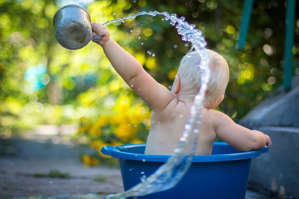 adulto y niño trabajan juntos en el hábito de higiene