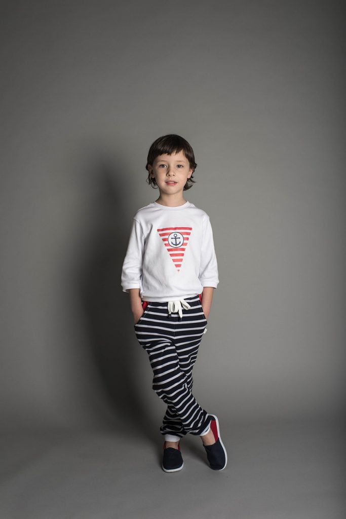 niño con ropa cómoda
