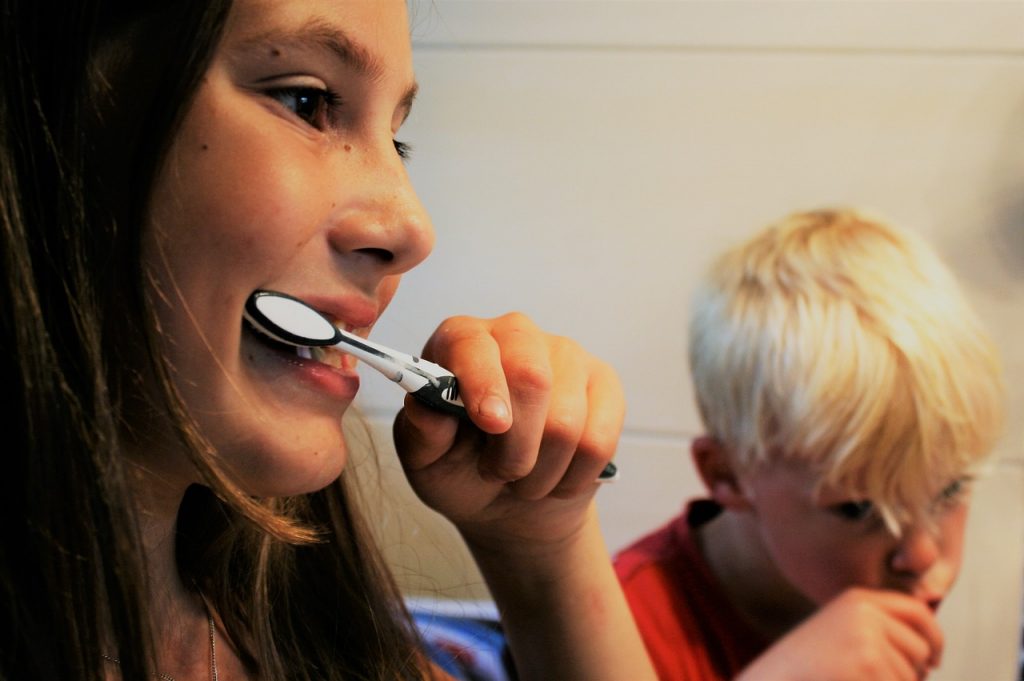 niños lavandose los dientes