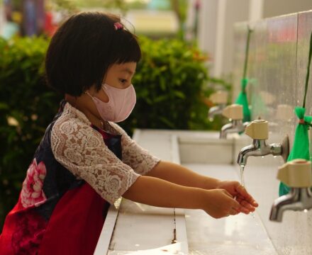 lavar las manos a un niño