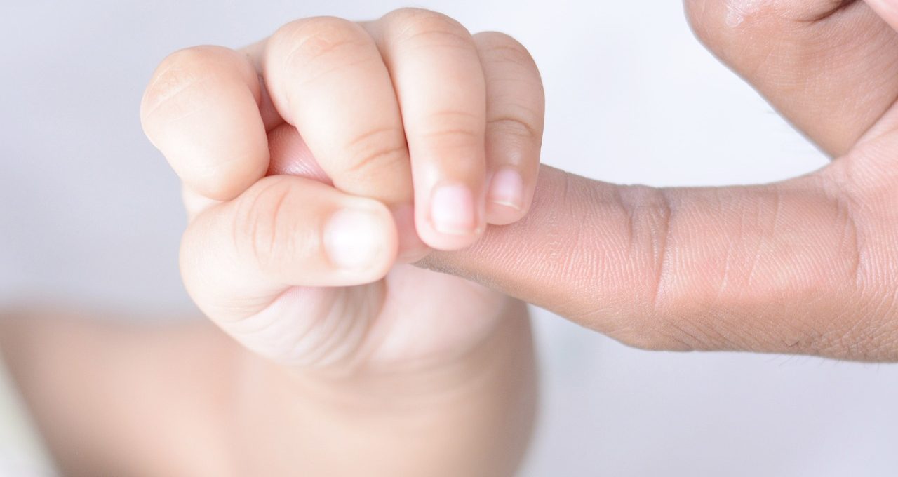Las manos del bebé: ¿qué esperar en cada momento?