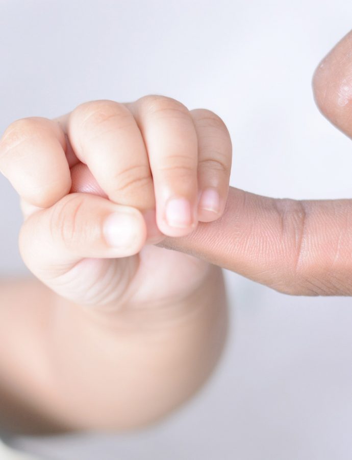 Las manos del bebé: ¿qué esperar en cada momento?