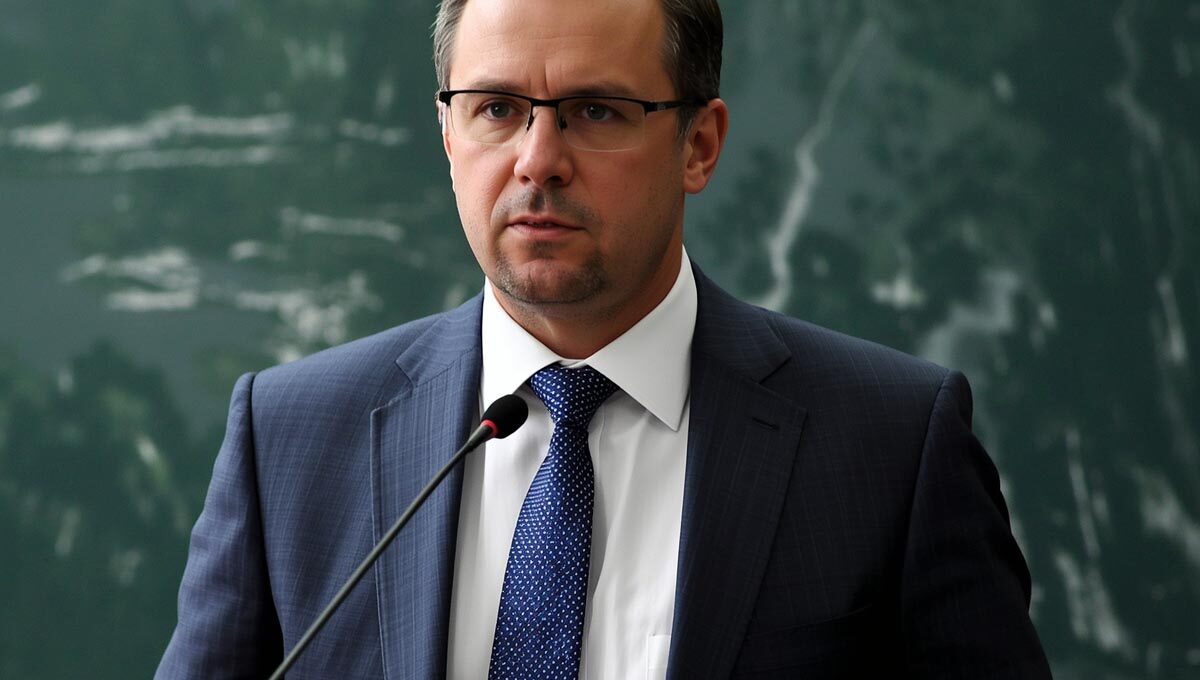 Pedro Sánchez anuncia ley para reducir las horas lectivas del profesorado: 23 h en Primaria y 18 h en Secundaria