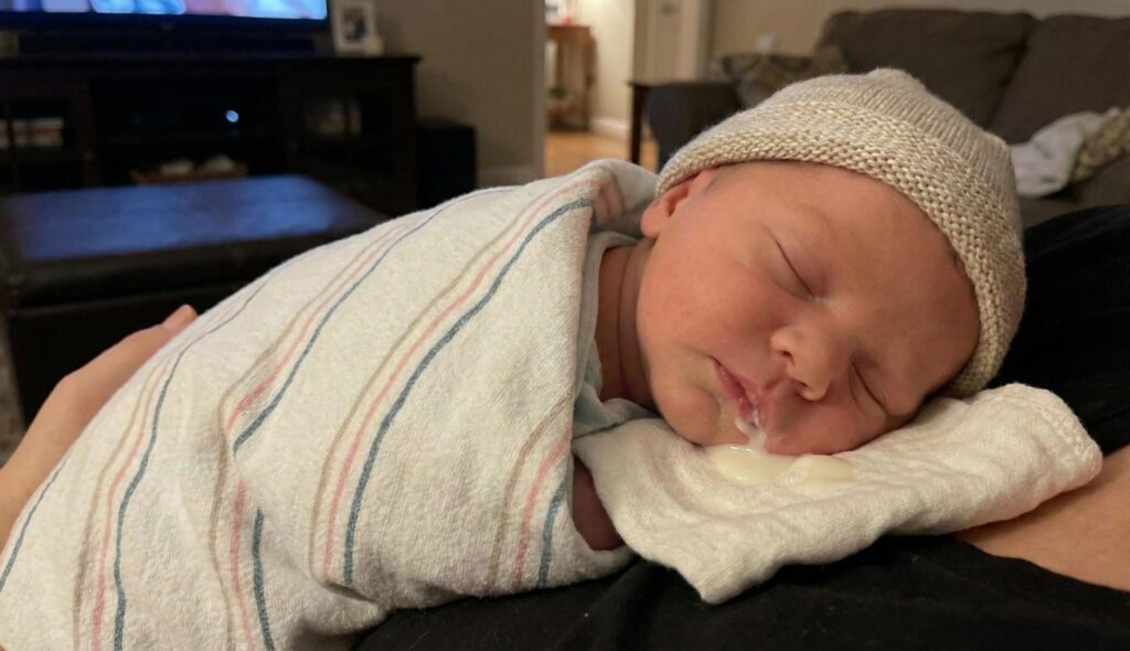 vomito regurgitacion recien nacido normal