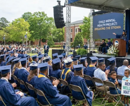 Graduación universitaria proyectos salud mental infantil compromiso social actualidad