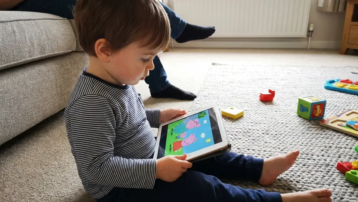 El uso de pantallas en niños pequeños supera ampliamente las recomendaciones en Reino Unido