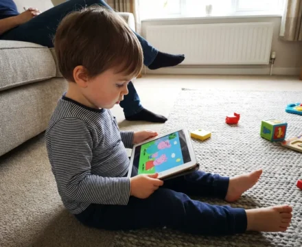 uso-pantallas-ninos-pequenos-supera-recomendaciones-reino-unido-actualidad