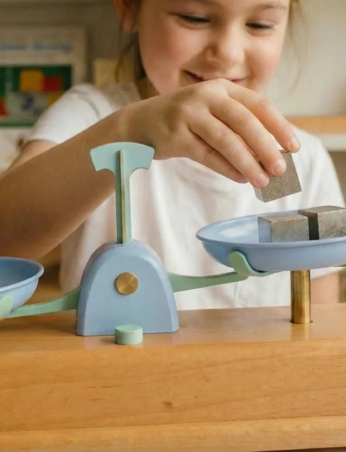 Recursos base para enseñar conceptos lógico-matemáticos en educación infantil: materiales y metodología del adulto