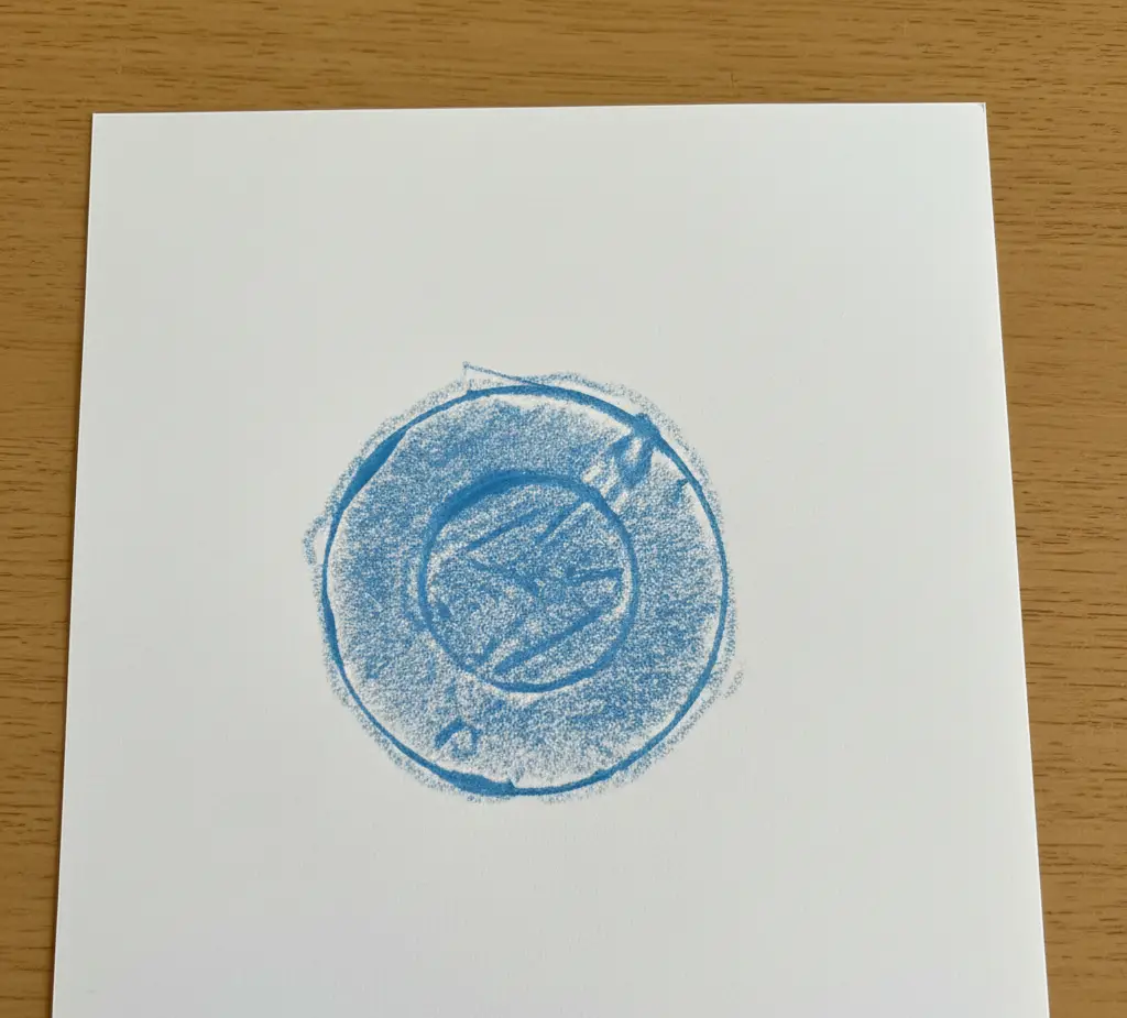 tecnica manipulacion papel frotado ejemplo real cera azul folio blanco