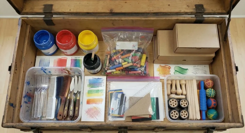 La caja de materiales para pintar con herramientas de arrastre es tan completa como se te ocurra a ti