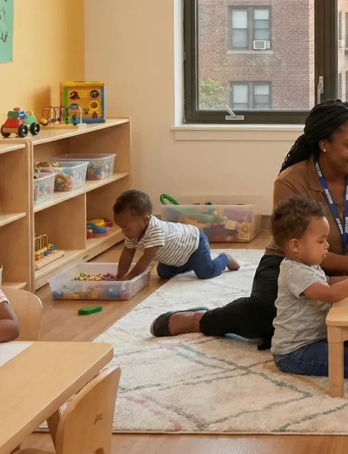 Nueva York amplía el cuidado infantil gratuito a niños de dos años en varios distritos urbanos