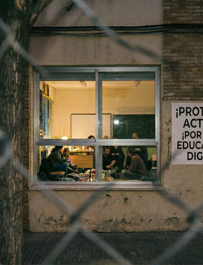 Nueva forma de protestar en educación: familias que se encierran en el colegio para exigir soluciones