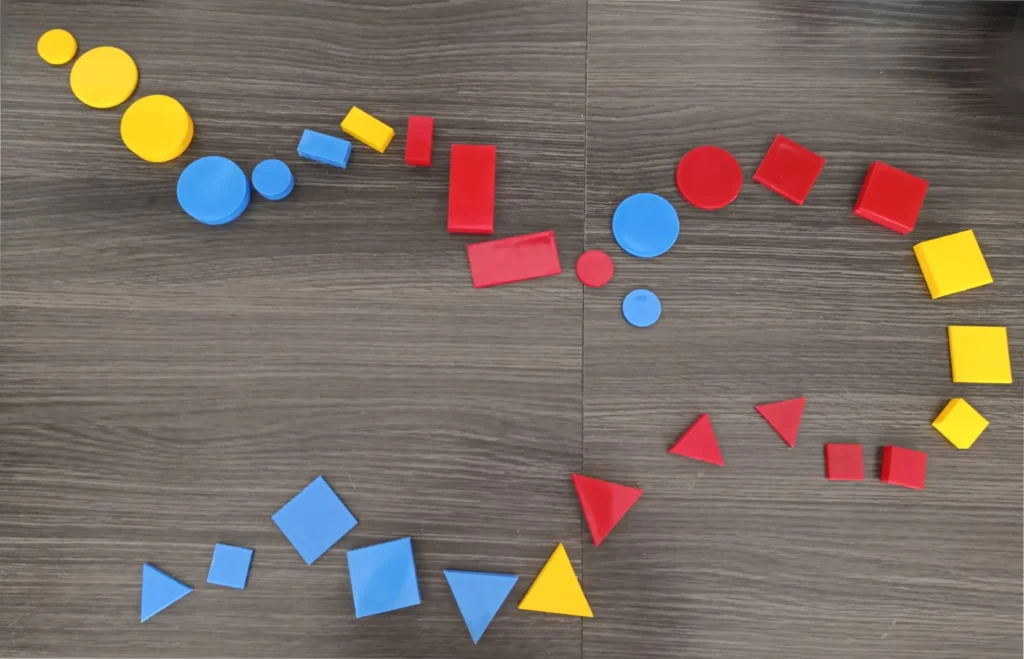 Los juegos con bloques lógicos de Dienes de transformación comienzan con la serpiente de una diferencia, que se forma añadiendo piezas que sólo presenten un atributo diferente respecto a la anterior