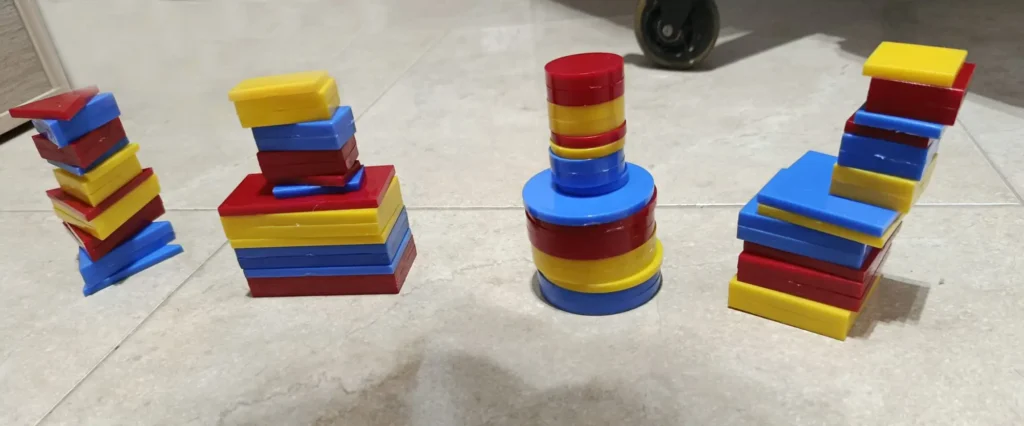 Juego Torres con el mismo atributo, con cuatro torres ordenadas según su forma