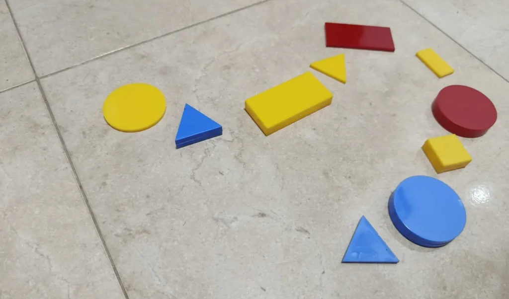 Serpiente con bloques lógicos de Dienes que alterna piezas por tamaño