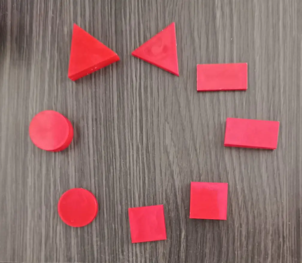 Juego con bloques lógicos de Dienes en el que se deben incorporar piezas que sólo varíen un atributo respecto a la anterior y que, además, se forme una combinación que se pueda cerrar válidamente