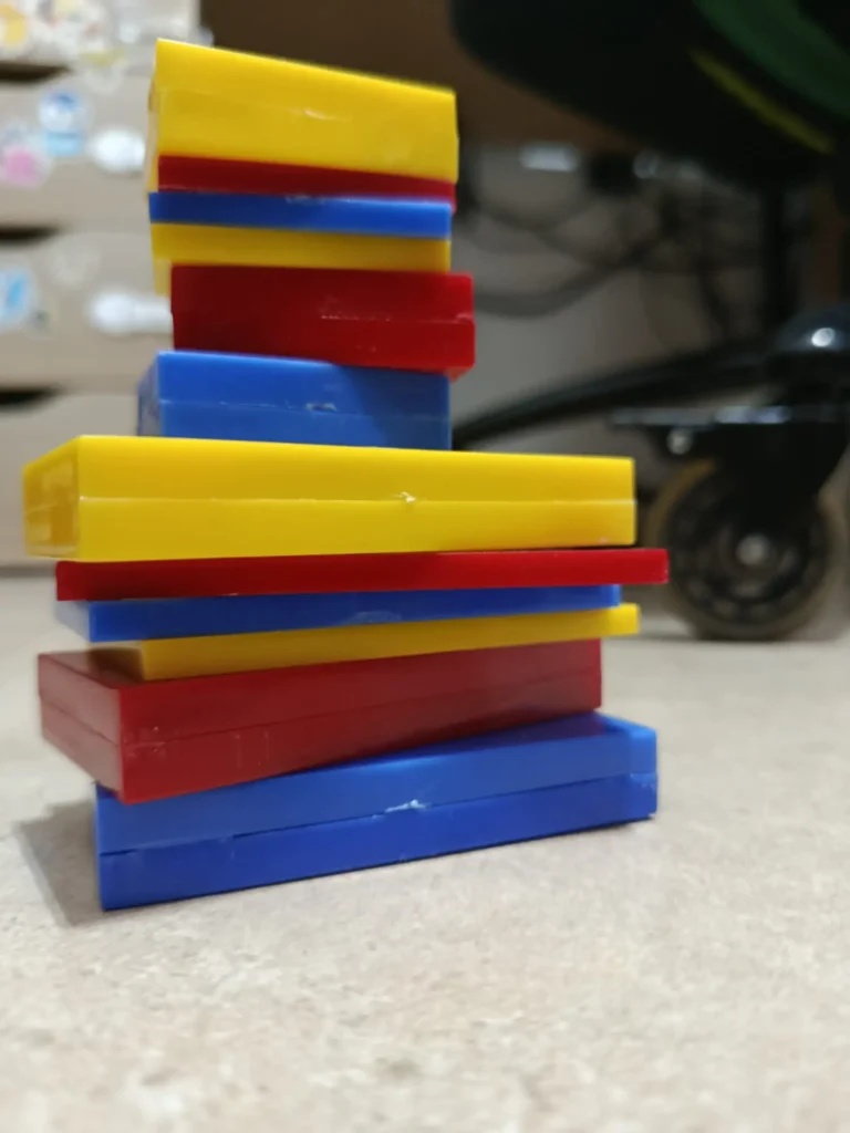 Torre de rectángulos ordenada por color (azul-rojo-amarillo) y tamaño (grande-pequeño)