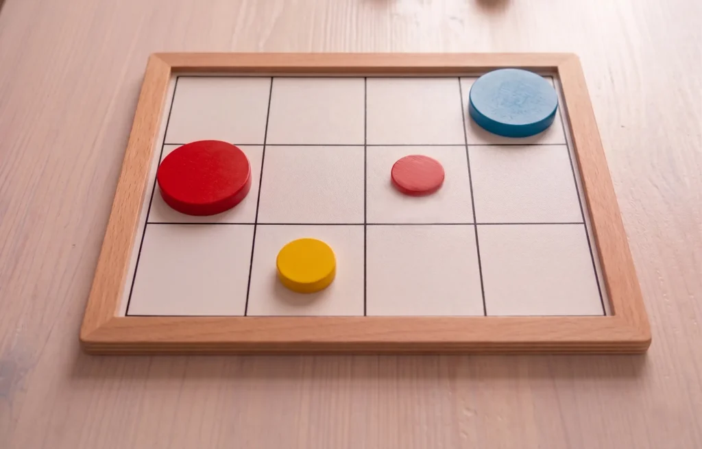 propuesta de presentación para el juego de bloques lógicos ¿qué piezas faltan? en la que se debe ordenar el conjunto parcial de bloques lógicos redondos